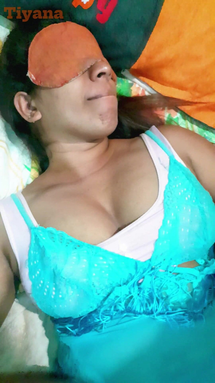 Tiyana: 美しいLonlyホットワイフが家の所有者に正常位に犯される