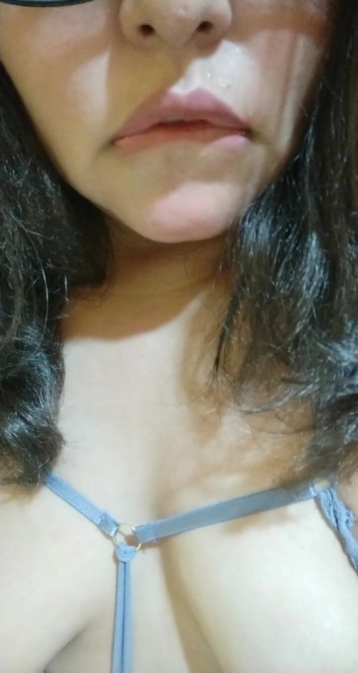 Carla Villalobos: मैंने तकिए से प्यार किया और इसे चूत की महक छोड़ दिया।