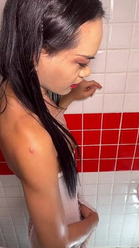 Ladyboy Antonia berpakaian dalam pakaian jala suka menghisap dan memancut mani