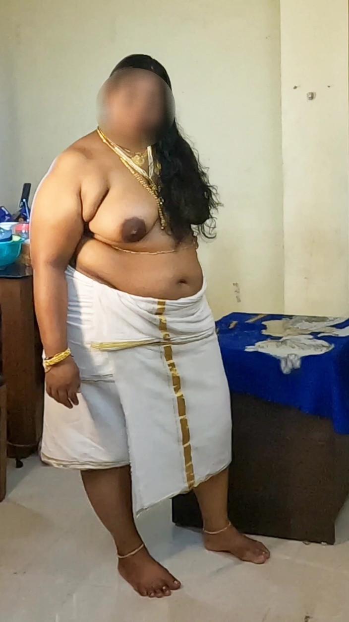 Anne Ipe: Indisch meisje in traditionele jurk, topless fotoshoot in sieraden