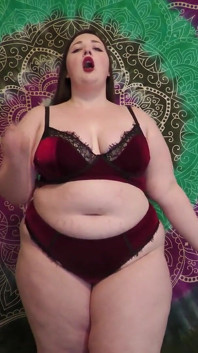 Ma belle-mère t’aide à jouir dans une culotte de velours