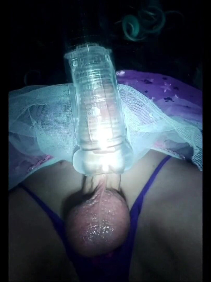 Lizzaali: Šukám svůj pohled přes fleshlight v tutu a kalhotkách
