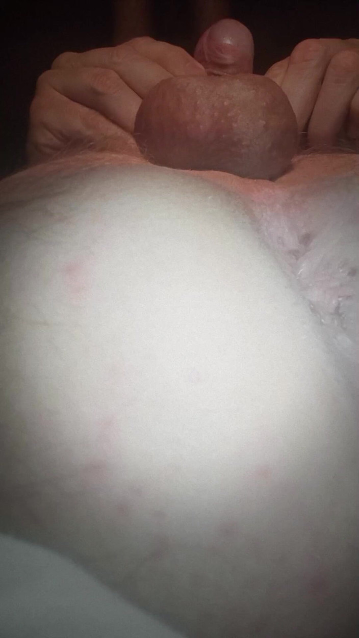 White Ukrainian Dick: Um belo ânus reage a uma punheta de um pau!