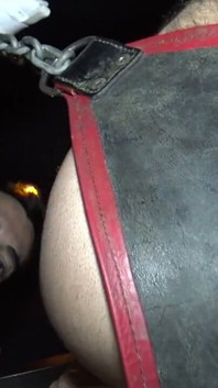 Giovane latino scopa un ragazzo muscoloso