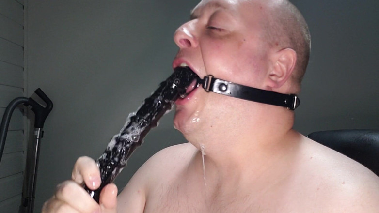 Charlieboy69: Głębokie gardło 18-calowego dildo z pierścieniem ustnym