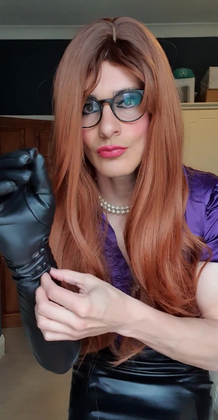 JessicaXD: Я хочу, чтобы ты пришла ко мне в офис, мне нужно узнать свое мнение о чем-то