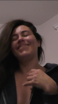 Nu există nicio scăpare, deoarece mama vitregă îl face pe băiatul ei să plătească cu o sesiune de gâdilare erotică