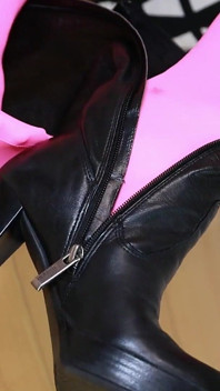 Nylon rosa e botas de salto alto - sensual provocação e brincadeira