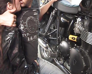 Videos Francaises: Super vollbusiges französisches küken bekommt ihren auf einem motorrad zerstört