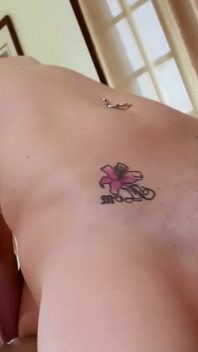 Des copines bronzées se broient et se lèchent le chemin jusqu’à deux orgasmes