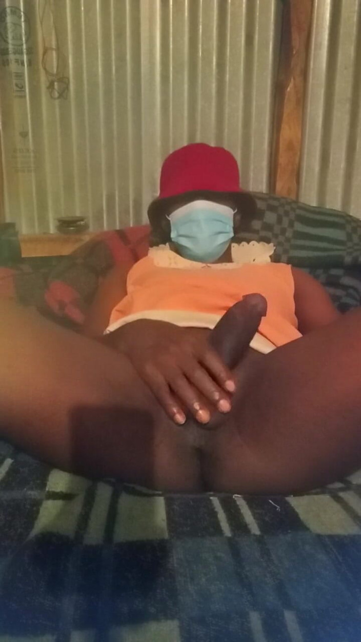 Sexyjayla254: Il mio ragazzo travestito accarezza il suo grosso bel cazzo...