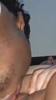 2男1男3P，她一边吮吸我的乳头一边抚摸我的阴蒂，一边舔我的阴蒂
