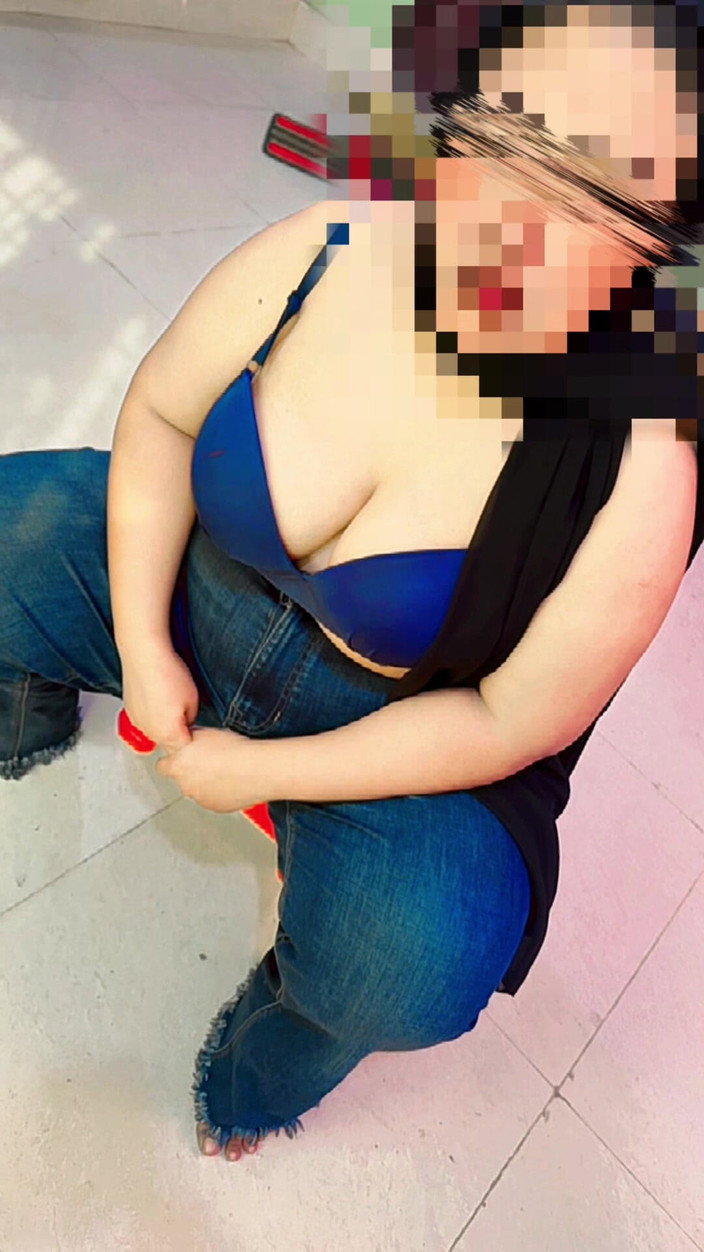 Aria Mia: Una bella bbw araba musulmana si spoglia del suo vestito...