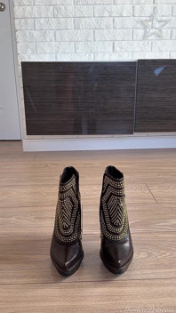 Topuklarıma değmezsin ve kaybedenler için yırtılmazsın
