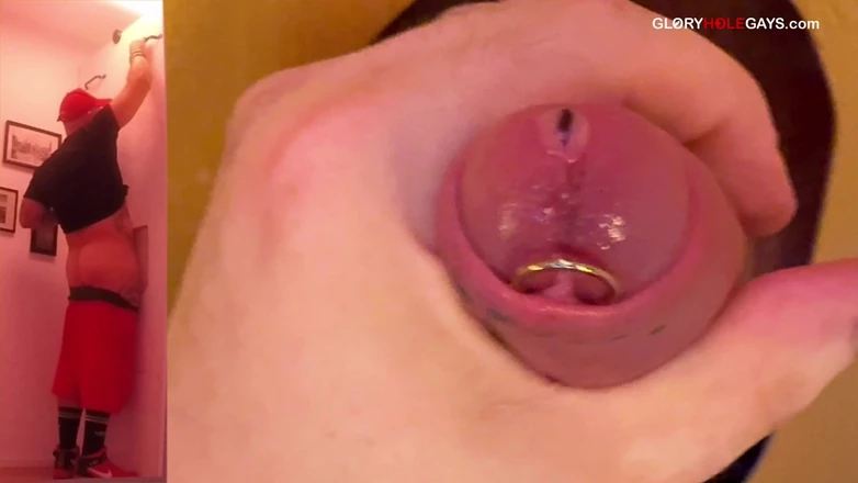 GLORYHOLEGAYS: タトゥーを入れ、ピアスを開けて、それから入れます。この男は誰だったの?!