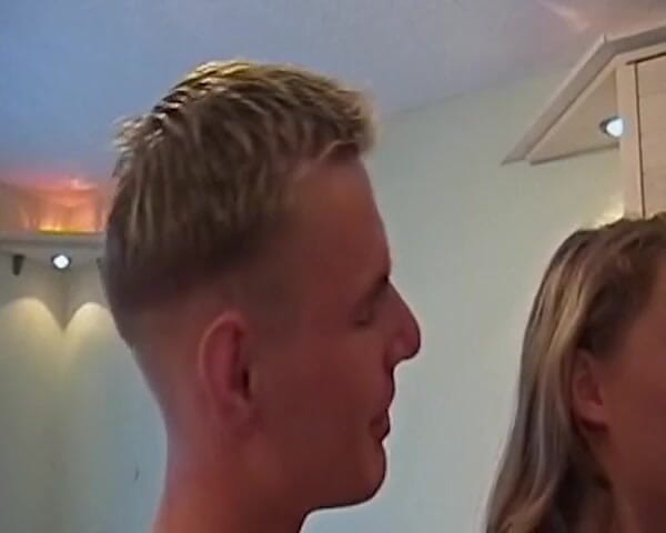 Deutsche XXX Filme: Dua awek Jerman yang cantik dan langsing menggembirakan zakar dengan...
