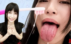 Japan Fetish Fusion: Aine Kagura的狂野舌头和唾液的技巧| Faphouse