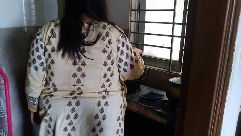 Aria Mia: 부엌에서 Devar에게 따먹히는 인도 바비