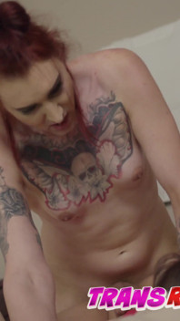 Le coinquilini trans in lingerie trascorrono del tempo con un creampie senza preservativo