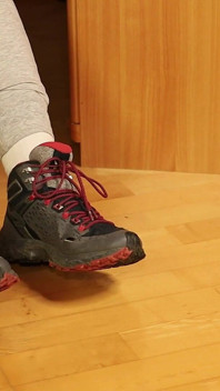 Dirty White Socks & Hiking Shoes - pomalé odstranění tenisek, škádlení ponožkami a nožní hra