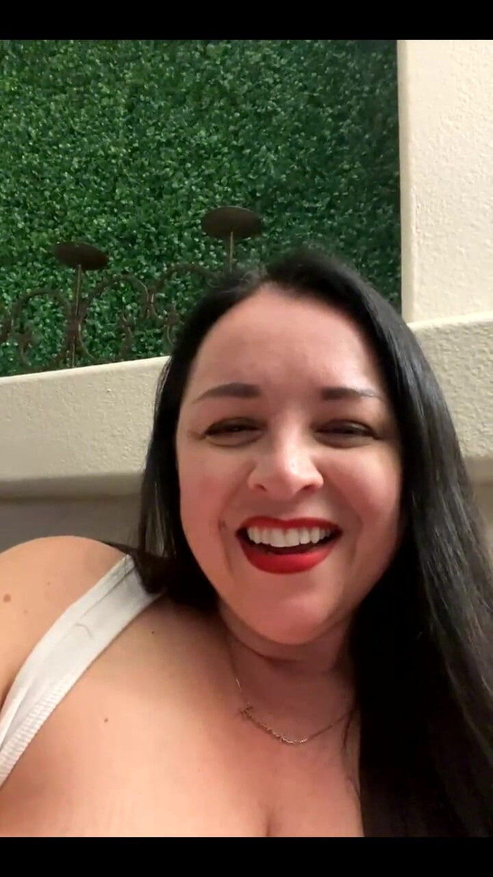 Amanda Thickk: बड़े स्तनों के साथ स्ट्रीम