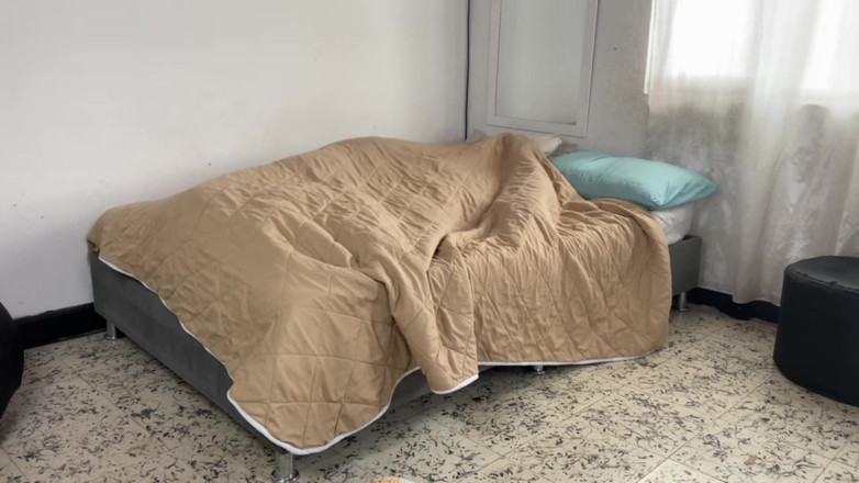 Solo_incognita: 我的继兄弟走进我的房间拿他的毛巾，我最终趴在他身上