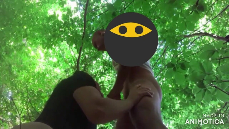 Wet Sex: Blowjob dan kencing di luar ruangan ke hutan.