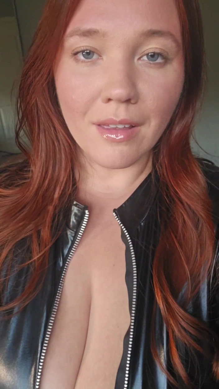 Annabelle Rogers: Kozatá děvka v latexu vás svádí k podvádění vaší manželky