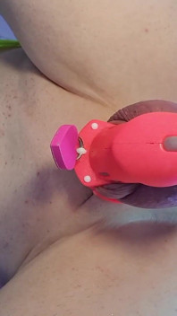 Anal dildo sikişiyor ve bekaret kemeri içinde kilitliyken fışkırtıyor
