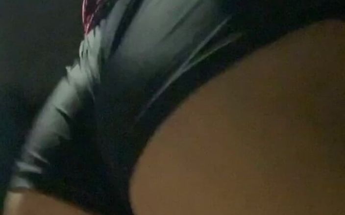 CindieLove: Zcela závislá exhibicionistka Crossdressing děvka