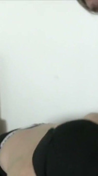 El tío con barba da la cara