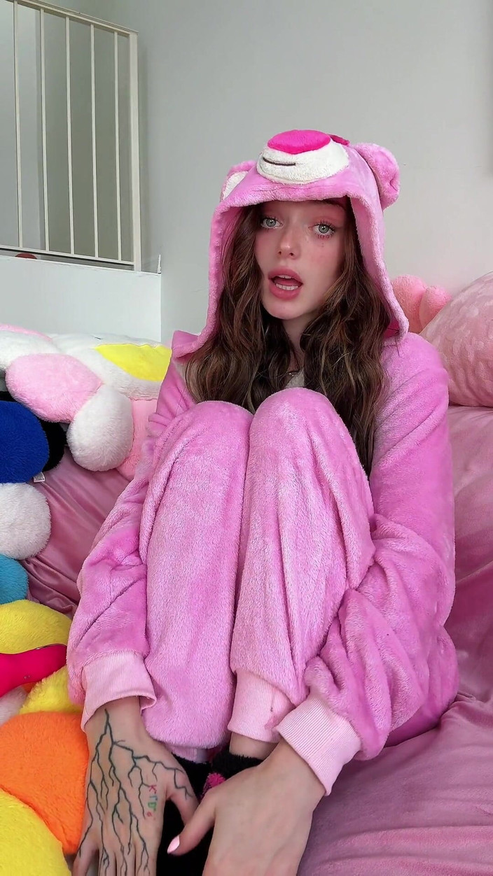Shrooms Q: Cutie Daisy Love si scopa la figa con il suo...
