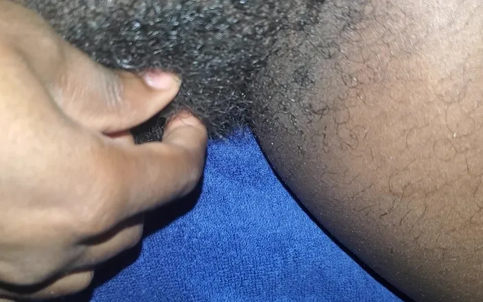 Roseblue2: Rubbing her clit