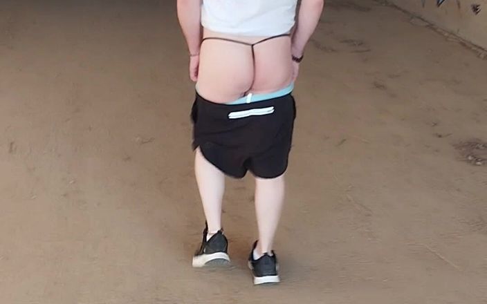 Morbosete000: Door haar kont in een string te laten zien