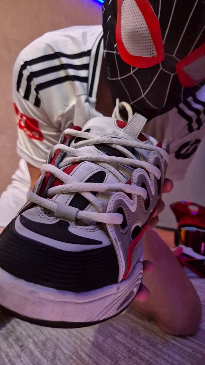 Sneakersmax98: Młody spider-man spust całego trampkarza Ozyrysa