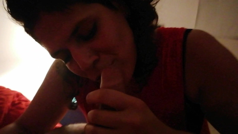 My sexy MILFS: Kırmızı giyinmiş ateşli olgun kadın üvey erkek kardeşinin yarağını yiyor