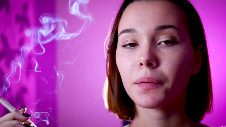 Russian Smokers: Brincalhona russa linda fumando cigarro ao ar livre provocação