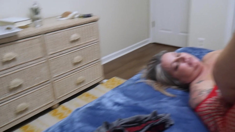 Mature Wanker: Tätowierte MILF nimmt massiven BBC tief in den whirlpool