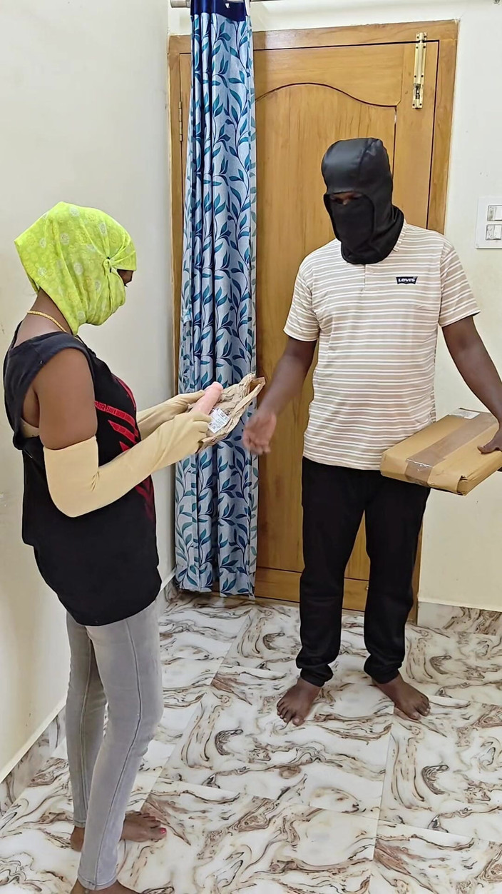 Thesana: Băiatul care face livrări o fute neașteptat pe o fată...