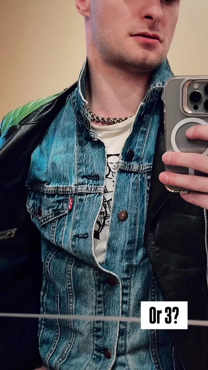 KinkySirius: Gay skinhead Kinkysirius neemt een gouden douche in een openbaar...