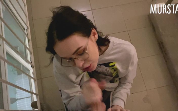 Toma Mur: Ella respondió por sus palabras y chupó al matón