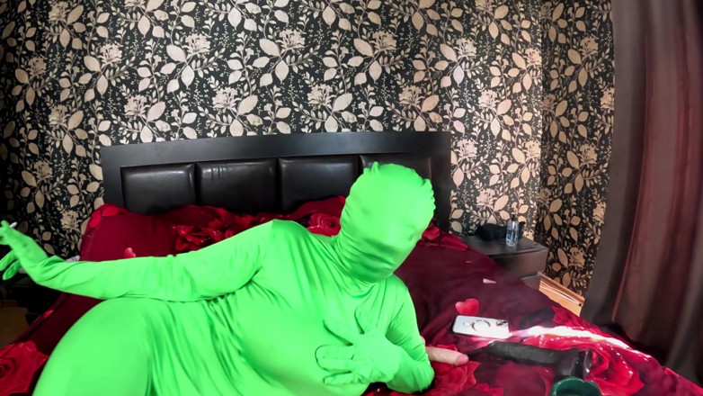 MilfyCalla: Completamente Zentai Encasement gioco con il giocattolo. Grande cazzo nero...