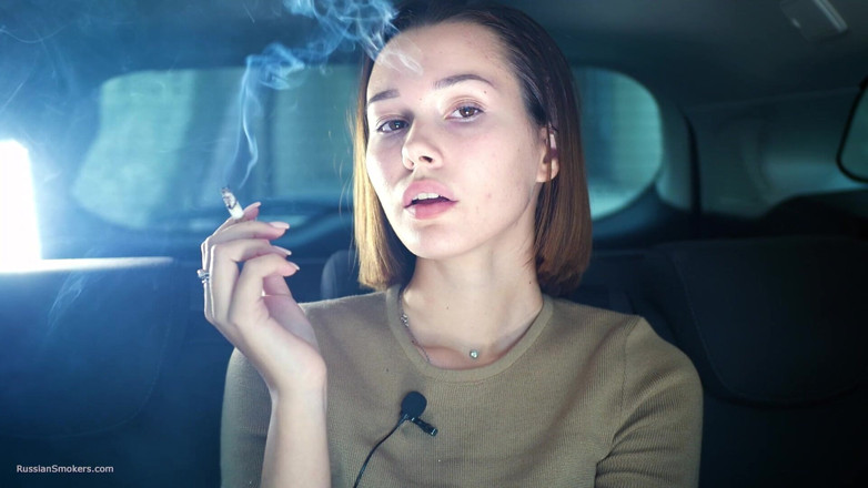 Russian Smokers: Gagică rusoaică sexy care fumează un cadru natural pentru țigară