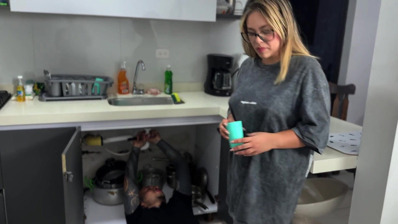 FelipeSkullX: Esposa infiel é fodida por encanador tatuado na cozinha