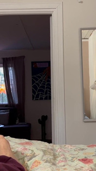 O mamă sexy perfectă cu țâțe naturale perfecte călărește pula până când se umple de spermă într-un orgasm