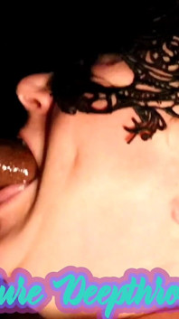 Pure deepthroat una salivosa scopata in gola sborra faccia ed ingoio