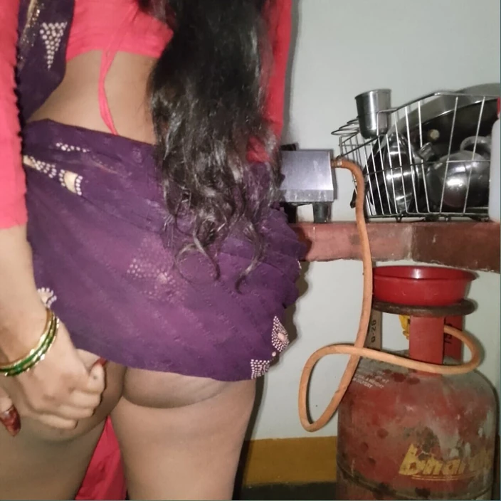 Hot prachi: Parte 1, eu fodo grande na sala kichen quando ela está...