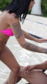 Bbc mete su polla en una joven diosa en la piscina - Brandon Cruz & Athenea Rosse