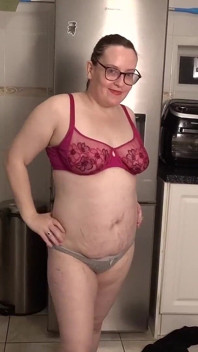 Sexy leggings, top sutiã e calcinha na cozinha
