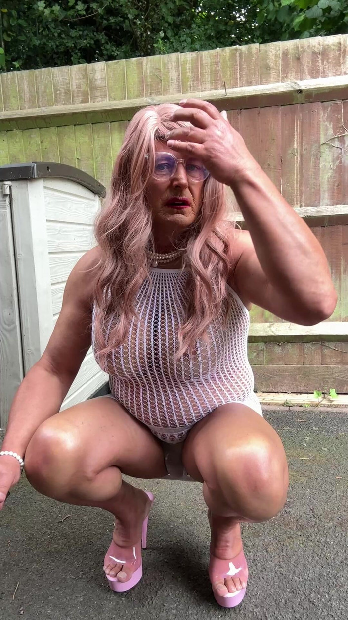 Kellycd2022: Sexig crossdresser Kellycd2022 i vit tight fisknätklänning och klackar